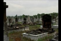 Maranza devastano cimitero a Firenze. Croci bruciate in nome di Allah?