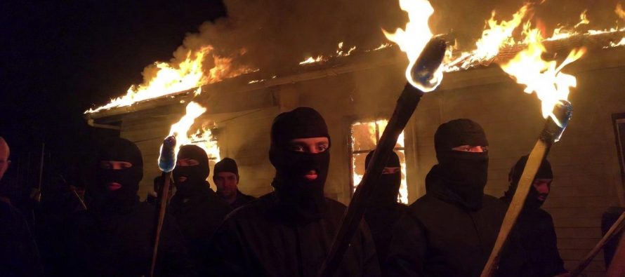 Cittadini bruciano centro accoglienza per 80 maschi africani giorno prima inaugurazione