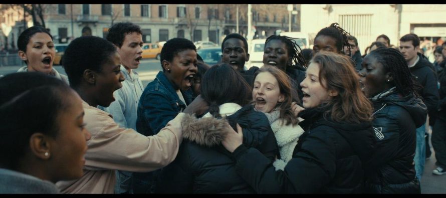 Tre bambine di 12 anni picchiate dai compagni nordafricani mentre vanno a scuola