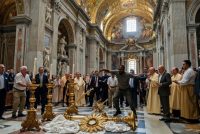 Immigrato dalla pelle scura vandalizza la Basilica di San Pietro