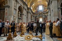 Immigrato dalla pelle scura vandalizza la Basilica di San Pietro