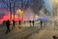 Askatasuna e Maranza, guerriglia a Torino: bombe e bottiglie contro gli agenti