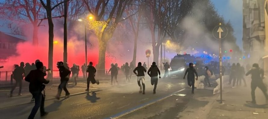 Askatasuna e Maranza, guerriglia a Torino: bombe e bottiglie contro gli agenti