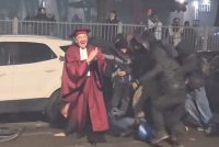 Massacrano i poliziotti perché sanno che non possono difendersi