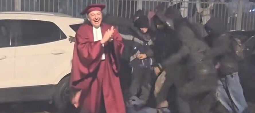 Massacrano i poliziotti perché sanno che non possono difendersi