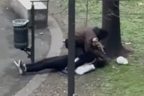 Africano la blocca a terra e poi la violenza