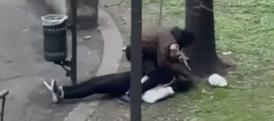Africano la blocca a terra e poi la violenza – VIDEO CHOC