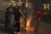 Capodanno Maranza a Reggio Emilia: strade bloccate da barricate incendiate – VIDEO