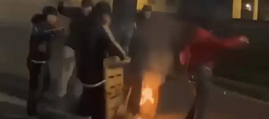 Capodanno Maranza a Reggio Emilia: strade bloccate da barricate incendiate – VIDEO