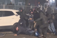 Poliziotto linciato a martellate da maranza e teppisti di Askatasuna a Torino