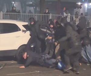 Poliziotto linciato dai maranza e teppisti di Askatasuna a Torino