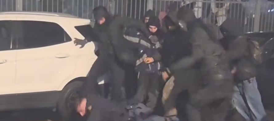 Poliziotto linciato a martellate da maranza e teppisti di Askatasuna a Torino