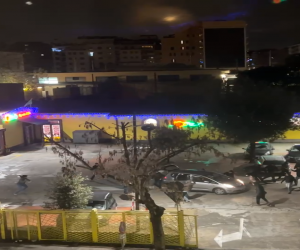 Brutale assalto rosso ai ragazzi di destra che commemorano i morti – VIDEO