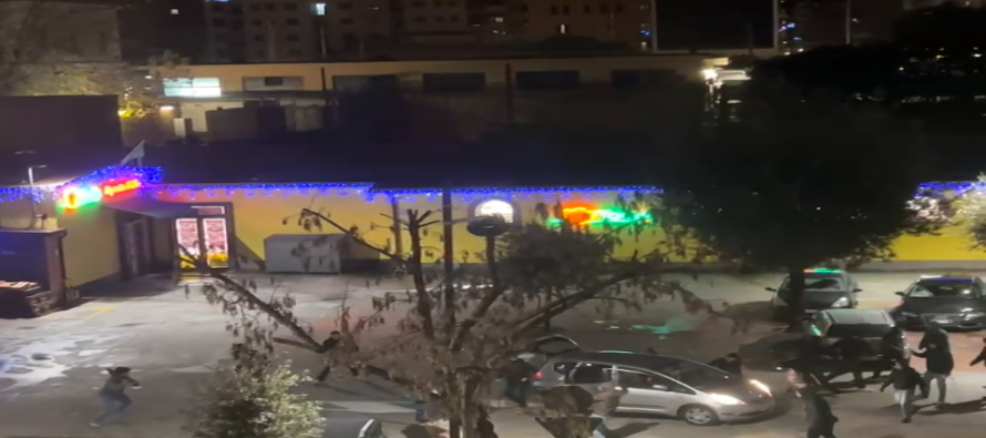 Brutale assalto rosso ai ragazzi di destra che commemorano i morti – VIDEO