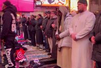 Migliaia di islamici occupano Times Square per il Ramadan