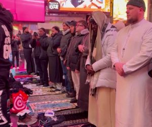 Migliaia di islamici occupano Times Square per il Ramadan