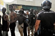 Sanchez regolarizza 500mila clandestini: altre migliaia assaltano la Spagna