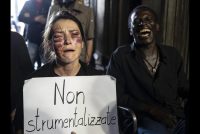 Buoniste si lasciano picchiare dai migranti e li difendono