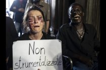 Buoniste si lasciano picchiare dai migranti e li difendono