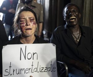 Buoniste si lasciano picchiare dai migranti e li difendono