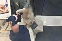 Ecco come l’immigrato ha spezzato la gambina della bimba che voleva rapire