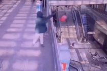 Lancia estintore sulla folla dalla balaustra della stazione