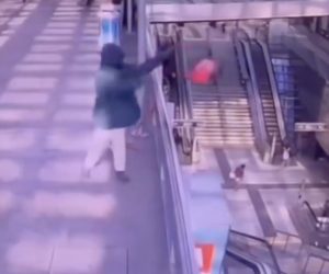 Lancia estintore sulla folla dalla balaustra della stazione