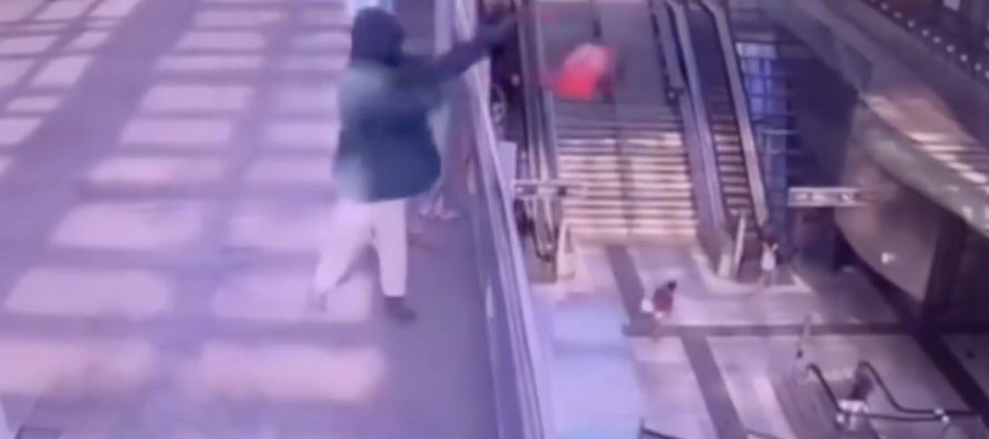 Lancia estintore sulla folla dalla balaustra della stazione