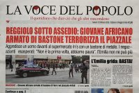 Prende a bastonate chiunque passi: “Abbiamo paura, non è la prima volta”