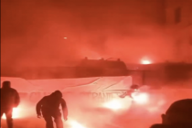 Estremisti sinistra cercano di bruciare palazzo a Genova: certi partiti non possono stare in Parlamento