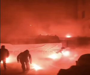 Estremisti sinistra cercano di bruciare palazzo a Genova: certi partiti non possono stare in Parlamento