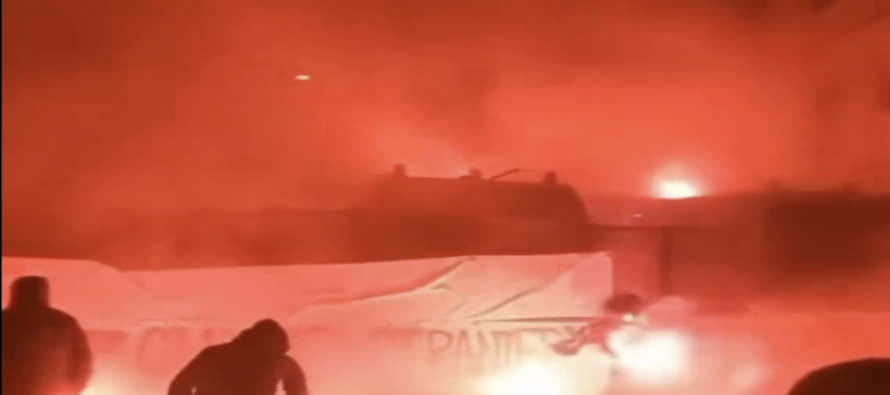 Estremisti sinistra cercano di bruciare palazzo a Genova: certi partiti non possono stare in Parlamento