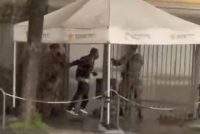 Militari costretti a subire le violenze dell’immigrato: poi arriva un calabrese – VIDEO