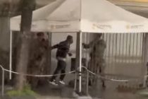 Militari costretti a subire le violenze dell’immigrato: poi arriva un calabrese – VIDEO