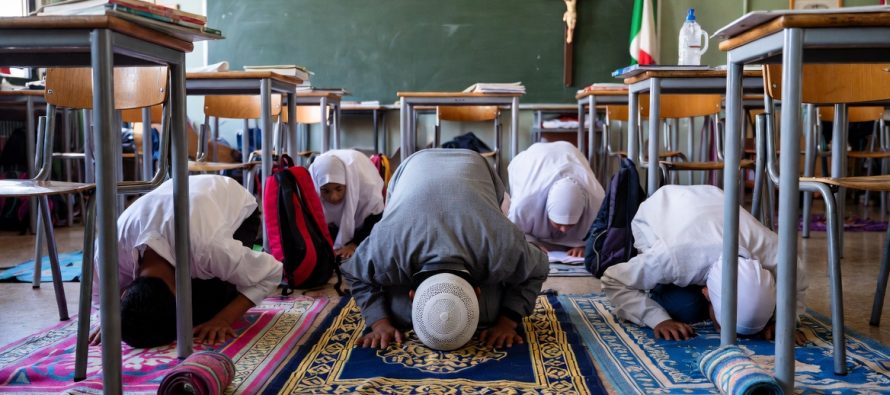 Studenti islamici vogliono aule moschea nelle scuole italiane