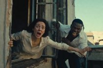 Donna in fuga da immigrato si getta dal balcone con la figlia