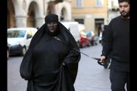 Il burqa non basta, costringe la moglie italiana ad ingrassare per non attirare sguardi