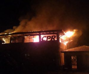 Migranti in rivolta incendiano centro rimpatri sobillati dalla sinistra