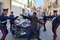 Sfascia l’auto dei Carabinieri ma il giudice lo perdona e scarcera