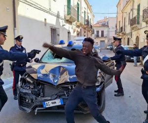 Sfascia l’auto dei Carabinieri ma il giudice lo perdona e scarcera
