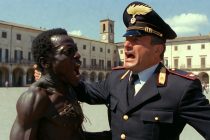 Morde al petto carabiniere durante controllo