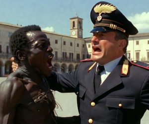 Morde al petto carabiniere durante controllo