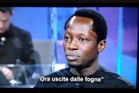 Africano ordina a italiani di non firmare per la REMIGRAZIONE: “Ora uscite dalle fogne!”