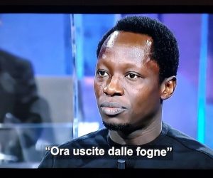 Africano ordina a italiani di non firmare per la REMIGRAZIONE: “Ora uscite dalle fogne!”