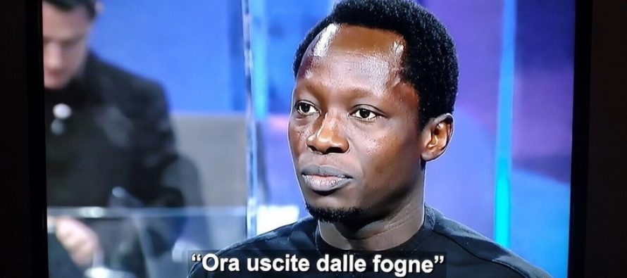 Africano ordina a italiani di non firmare per la REMIGRAZIONE: “Ora uscite dalle fogne!”