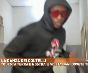 La danza dei coltelli:”Questa terra è nostra, voi italiani dovete tremare”