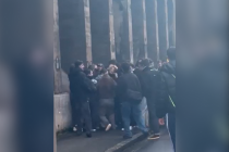 Ragazzo pestato a morte mentre difende le attiviste di destra