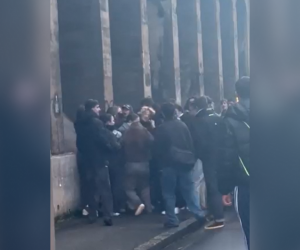 Ragazzo pestato a morte mentre difende le attiviste di destra