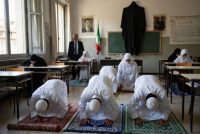 Ramadan, preside trasforma aula in moschea: “Me lo hanno chiesto alunni islamici”