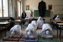 Ramadan, preside trasforma aula in moschea: “Me lo hanno chiesto alunni islamici”